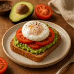 Tosta de Ovo Escalfado com Abacate e Tomate